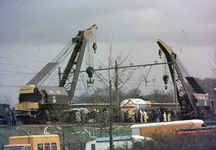 830635 Afbeelding van de berging van de wagens van de ontspoorde goederentrein ter hoogte van de Albatrosstraat te ...